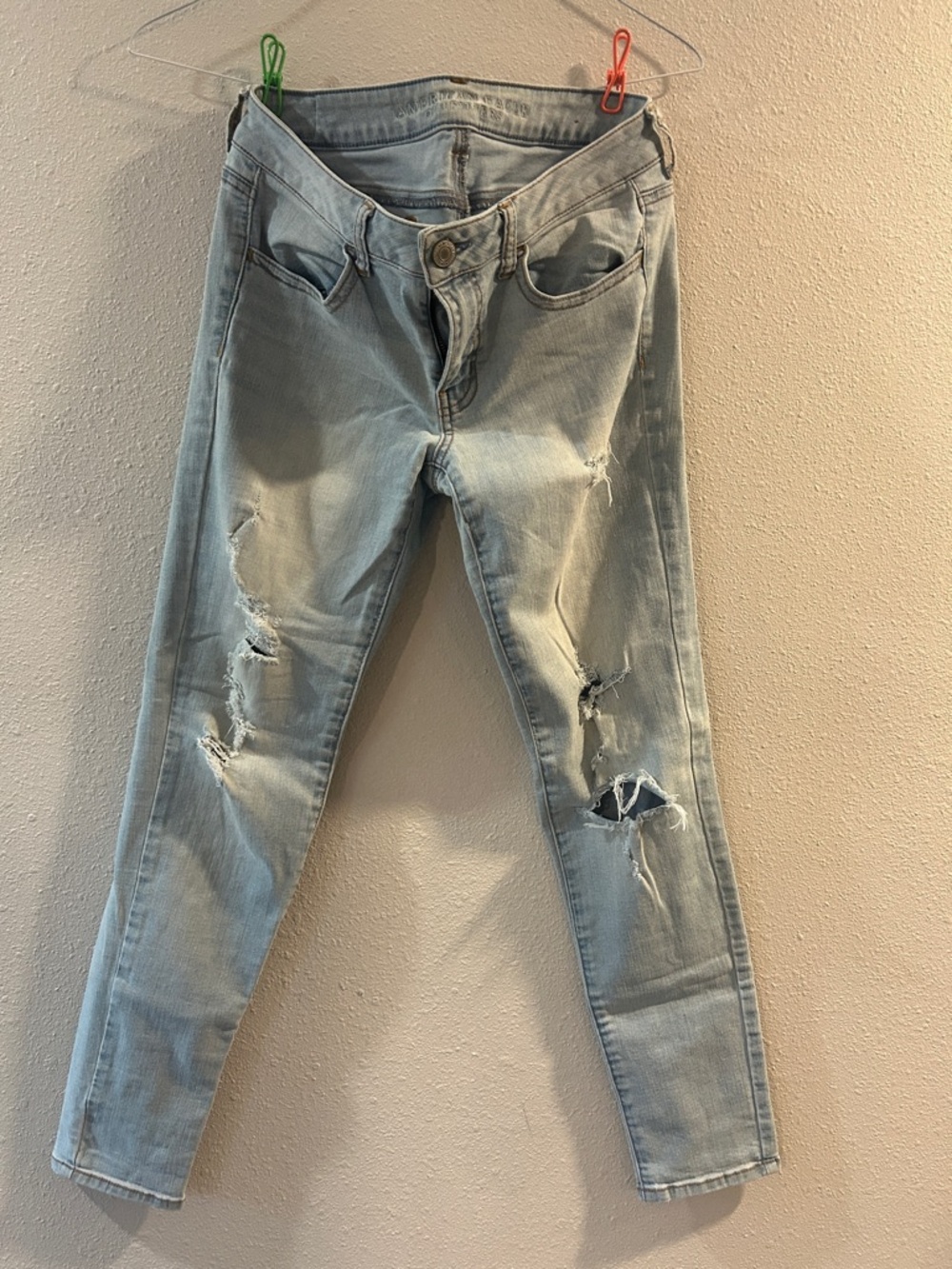 American Eagle Outfitters Light Wash Ripped Women’s Jeans - Casual Slim Fit USED